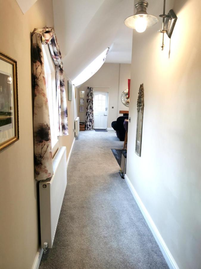 The Coach House Apartment At Cefn Tilla Court, Usk Ngoại thất bức ảnh